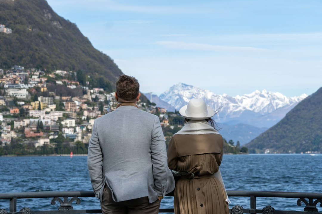 Couple regardant ensemble un paysage alpin