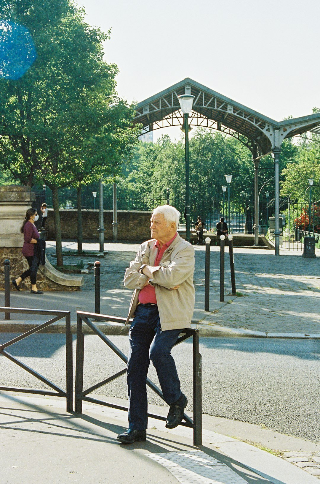 Homme élégant dans un cadre européen, illustration d’un accompagnement matrimonial discret
