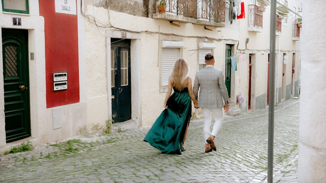 Couple marchant ensemble dans une ville européenne, illustration d’une rencontre authentique