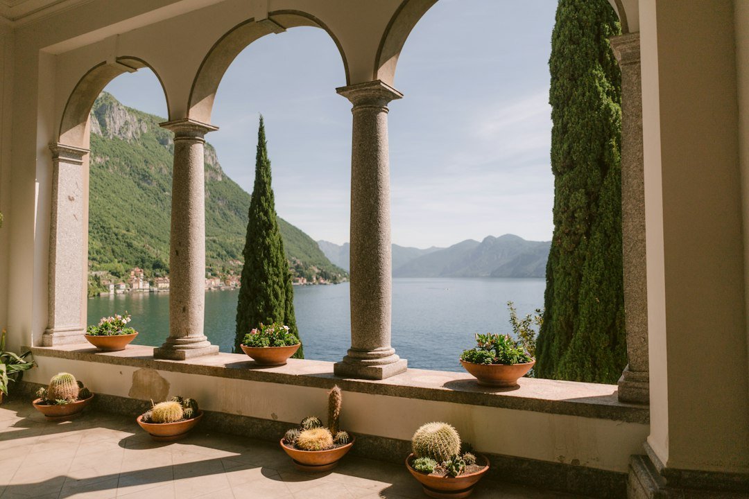 Balcon élégant sur un lac européen