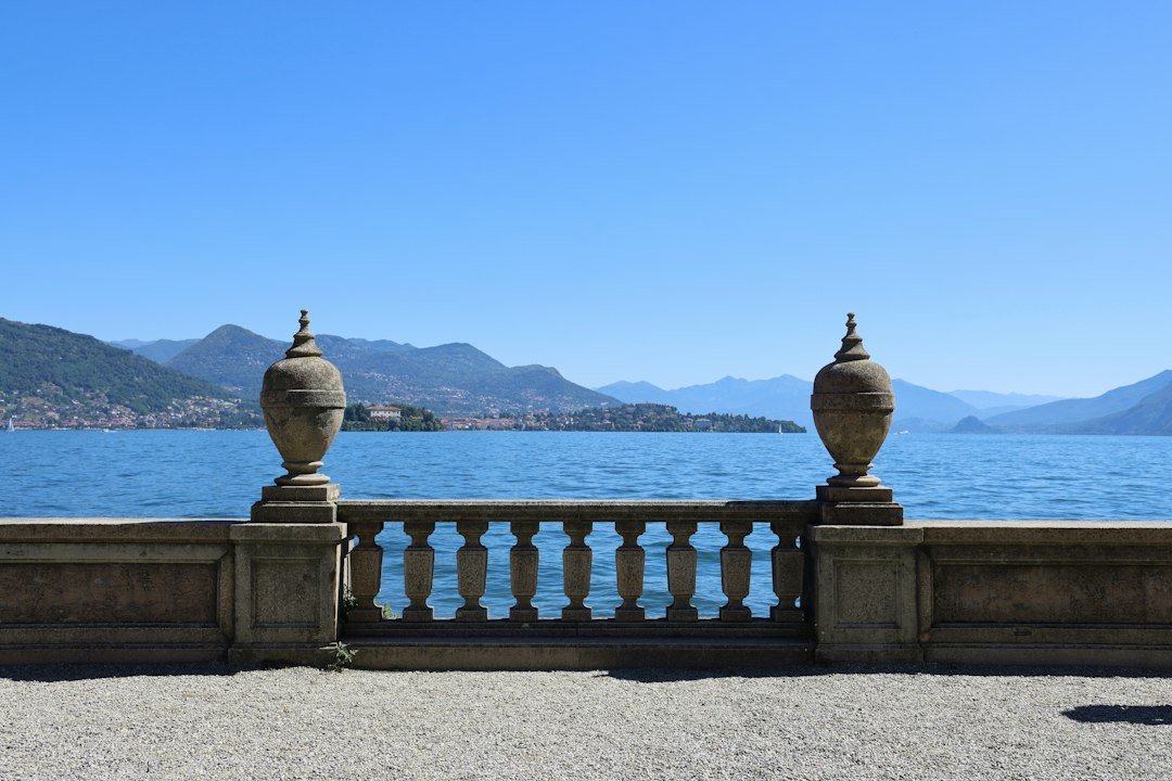 Terrasse en pierre avec vue sur un lac italien